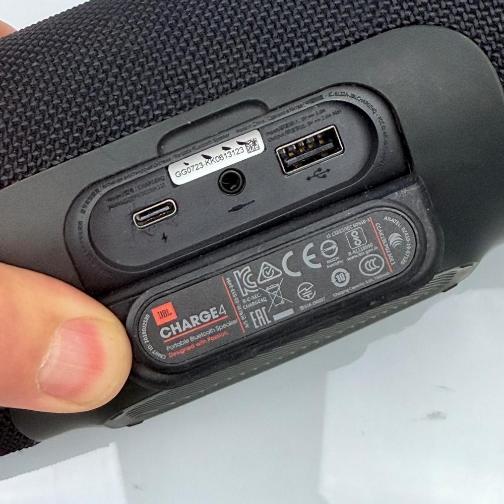 JBL Charge 4 - Portable Bluetooth Speaker with built-in Powerbank JBL Charge 4 - Portable Bluetooth Speaker with built-in Powerbank